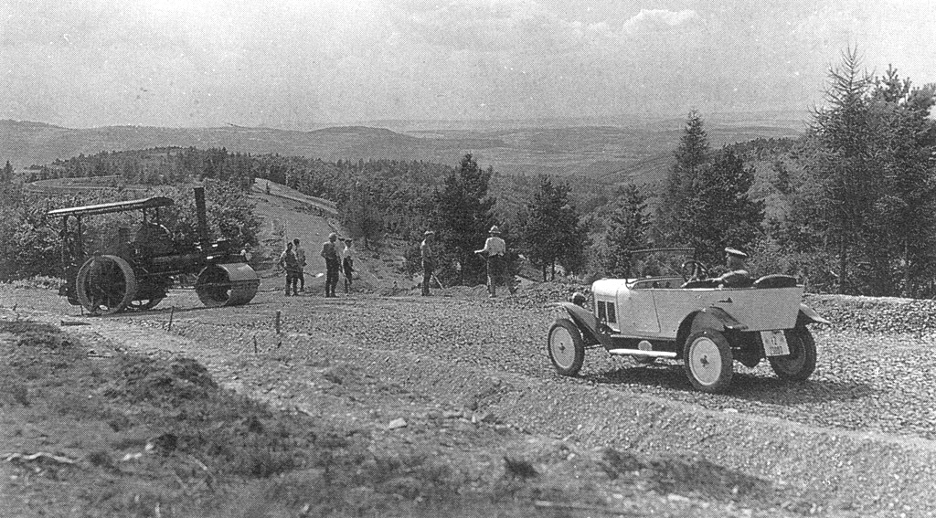 1927 building the nurburgring.jpg